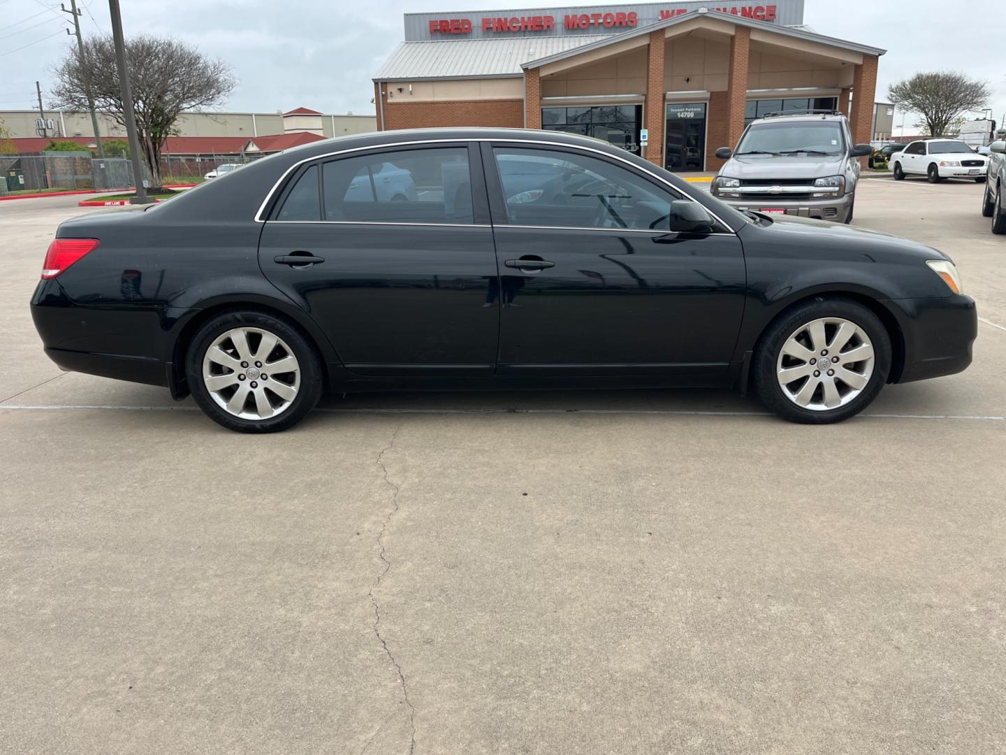 2006 Black /TAN Toyota Avalon Limited (4T1BK36B66U) with an 3.5L V6 DOHC 24V engine, 5-Speed Automatic Overdrive transmission, located at 14700 Tomball Parkway 249, Houston, TX, 77086, (281) 444-2200, 29.928619, -95.504074 - Photo#7